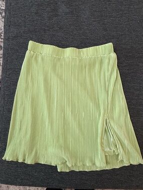 Peppermayo  size Small  lime Light Green Pleated  Skirt w/slit and liner